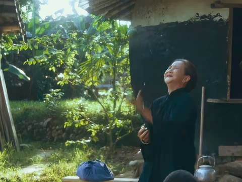“阿婆带你回大陆去，带你回祠堂拜祖先”