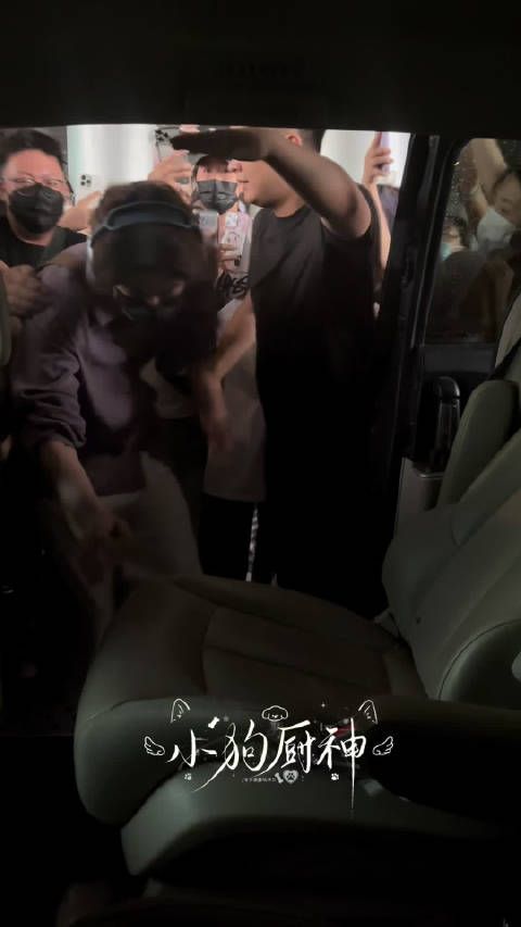 以迅雷不及掩耳盗铃之速一秒入座