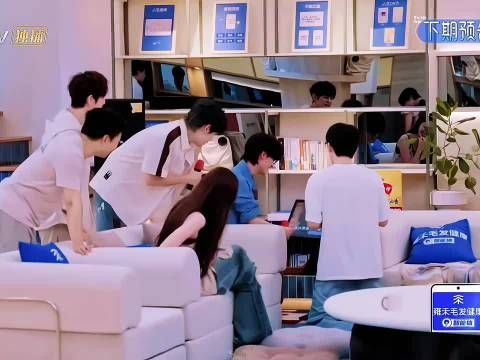 捕捉宿舍里的音乐瞬间，丁程鑫清唱红尘客栈，稳定的发挥让人眼前一亮