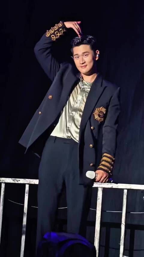 周兴哲上海演唱会5秒4个饭撒，比心连招不停