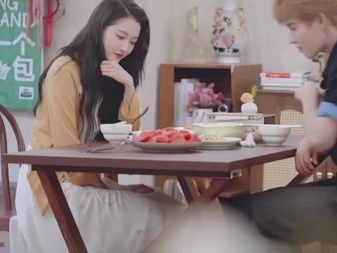 李昀锐吐槽关晓彤睫毛像蜘蛛腿，贴心帮清理