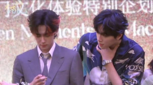 结婚照果然很好看吧“还看”（321害羞转身） 特别想两个人猫儿