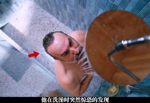 男人洗澡时发现身体正在缩小