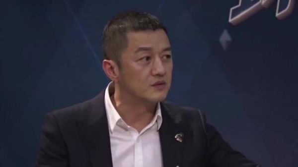 54岁李亚鹏云南民宿开业,周杰亲自到场支持,两人同框为新店剪彩!