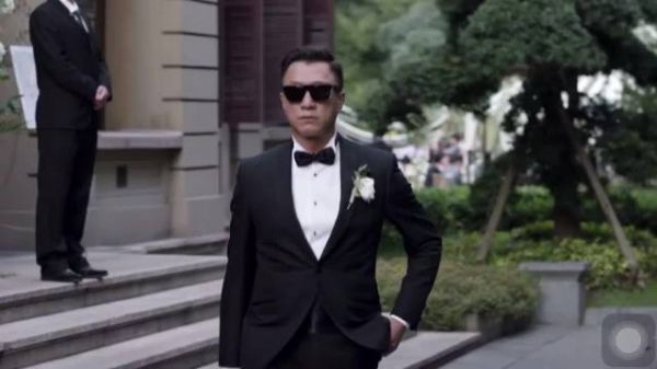 孙红雷穿上西装真的很有范，自己叫自己“颜王”其实也算是实至名归了