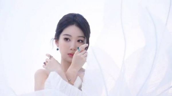 杨紫循迹色彩尽兴绽放，回归本真与多维同频