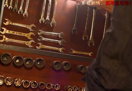 失踪多年的斗英哥回来，并救出建友母亲！