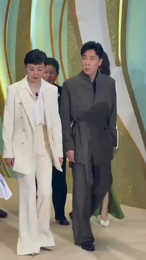 于和伟 吴越 同框亮相白玉兰红毯，两位这状态气质如何？
