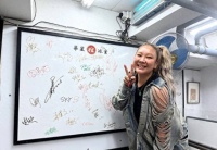 香港知名歌后停工近3年再露面，金发双辫清瘦不少，复出终有眉目