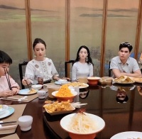 佟丽娅带儿子聚餐，给朵朵夹菜，网友热议：旁边女子什么眼神！