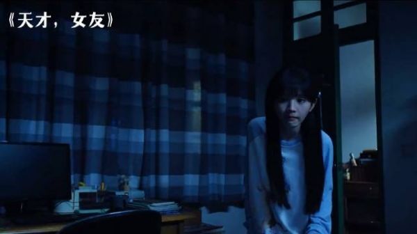 妹妹半夜偷偷玩哥哥的电脑，结果哥哥睁眼看见魂都要吓没了！