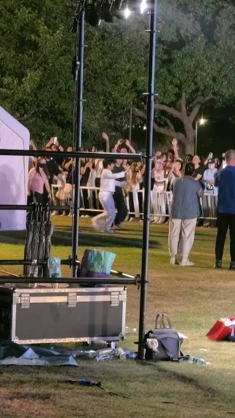 周深七夕晚会录制下班，现场欢呼声展现全年龄段魅力