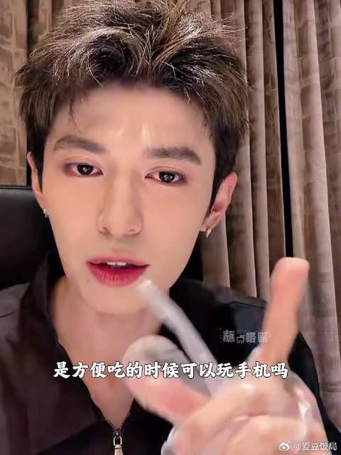 小童离了你谁还逗我们笑，是方便吃的时候玩手机吗哈哈哈哈