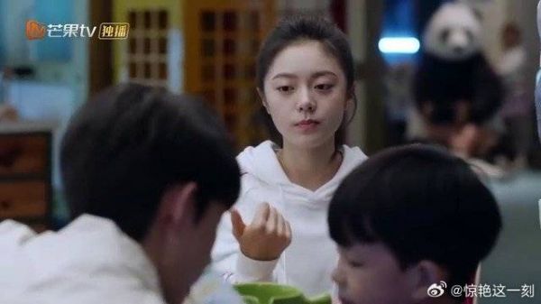 自己亲弟弟才跟钱三一玩 这就被收买了，处处念他的好