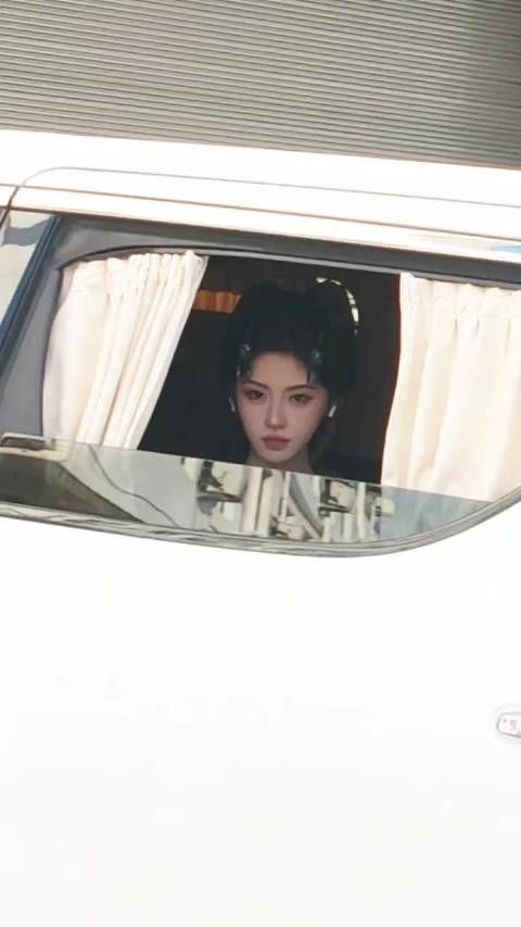 鞠婧祎不给代拍好脸色，对粉丝态度迥异