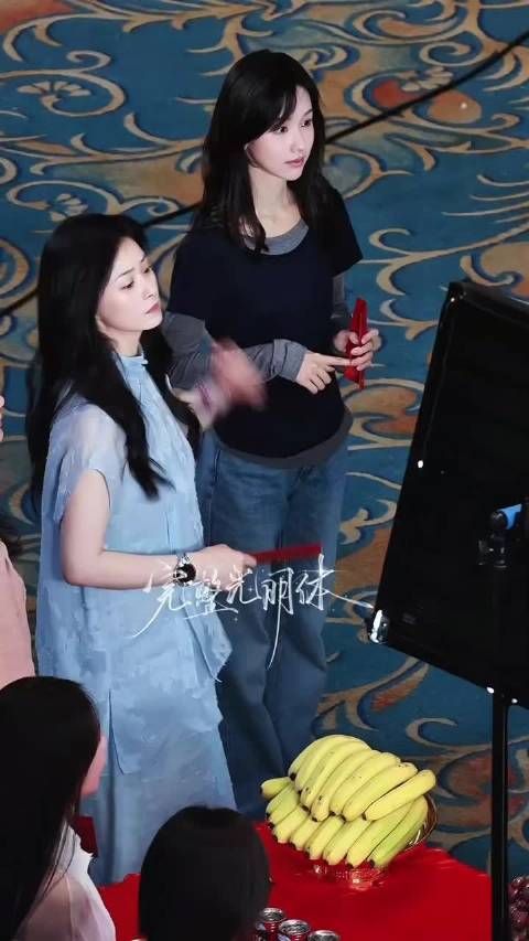 嘻嘻,我们陈都灵好开心可以和蒋欣演母女,嘴角咧到耳后根啦