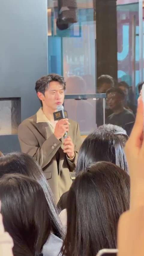 王天辰成都活动状态满分，正装优雅显贵气质松弛治愈