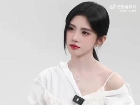 鞠婧祎代拍扎堆沉默，脱离拍摄即切换温柔