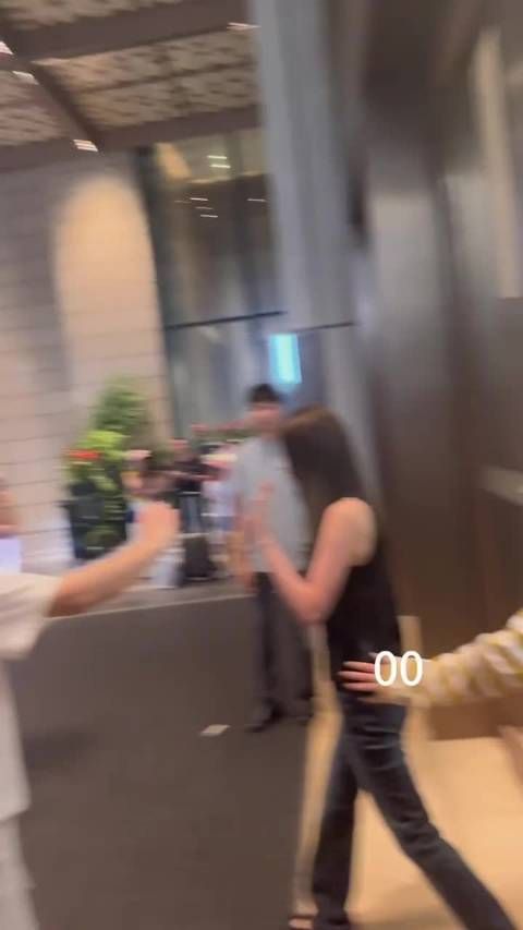 欧阳娜娜歌手上班啦今天是黑长直娜比！一出来所有人都说好漂亮！