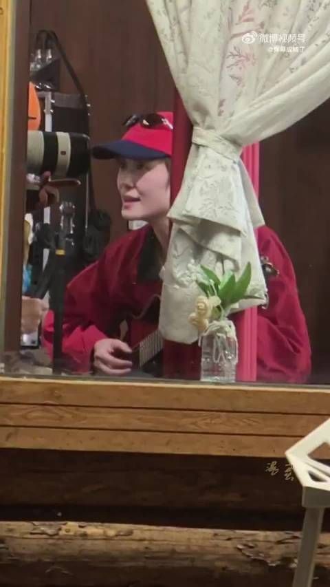 李宇春吉他弹唱路透，十五天旅途收官合照曝光