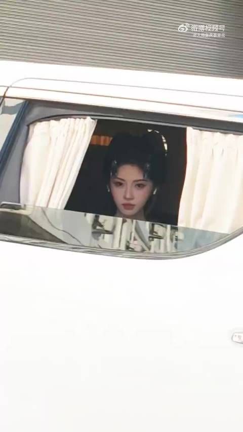 鞠婧祎代拍区拒营业，粉丝区频挥手致意