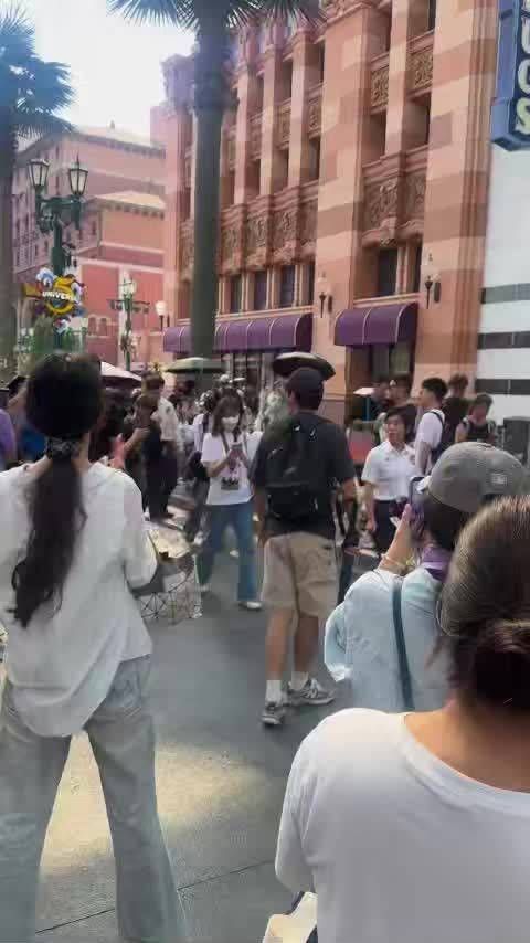 陈伟霆曾舜晞环球影城同游，戏里戏外情谊依旧