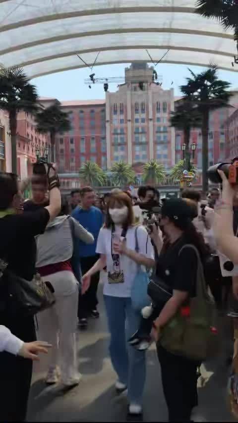 陈伟霆曾舜晞环球影城偶遇，九门剧外新故事