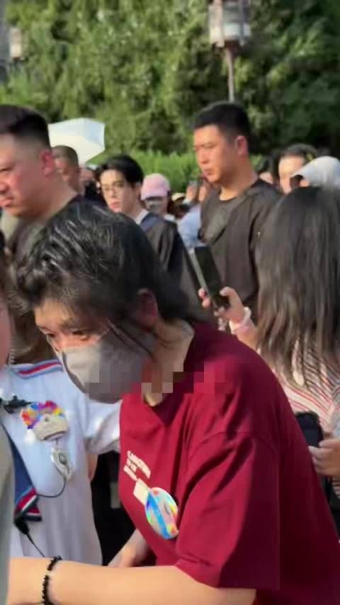环球影城现场人山人海，好多游客认出陈伟霆，巫师造型出行回头率直接爆表