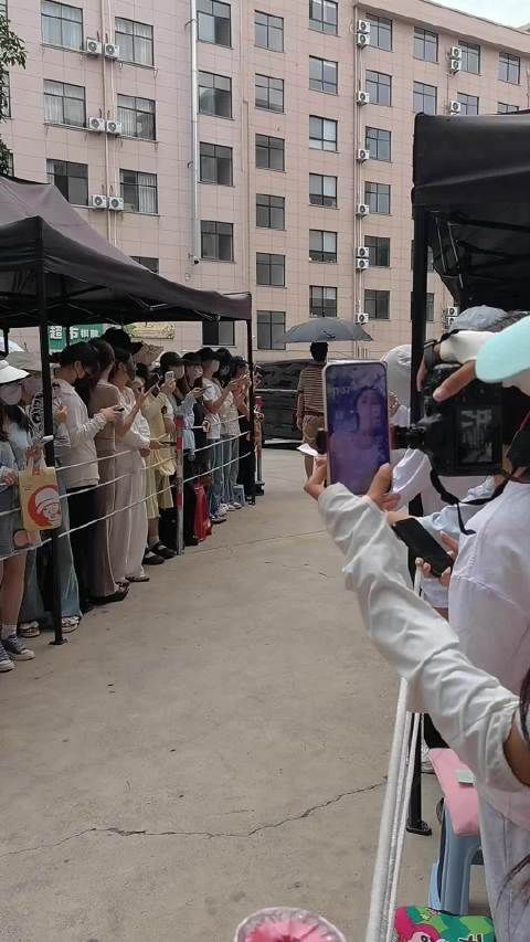 王楚然脚伤未好转仍坚持收信