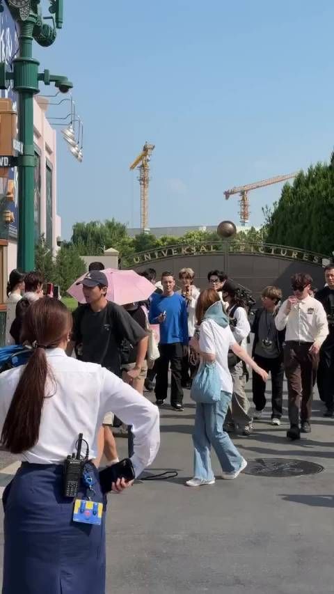 环球影城偶遇陈伟霆曾舜晞，两人自然熟络同游