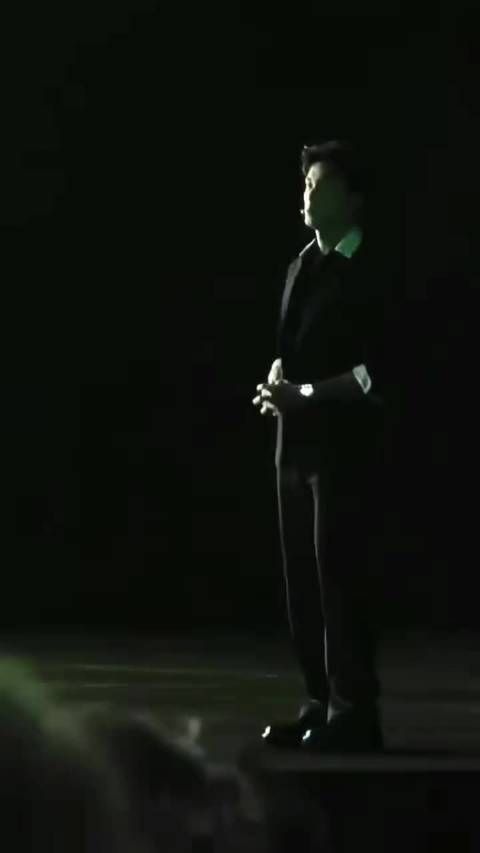 吴磊活动现场嘟嘴摇头晃脑,国民弟弟萌态尽显