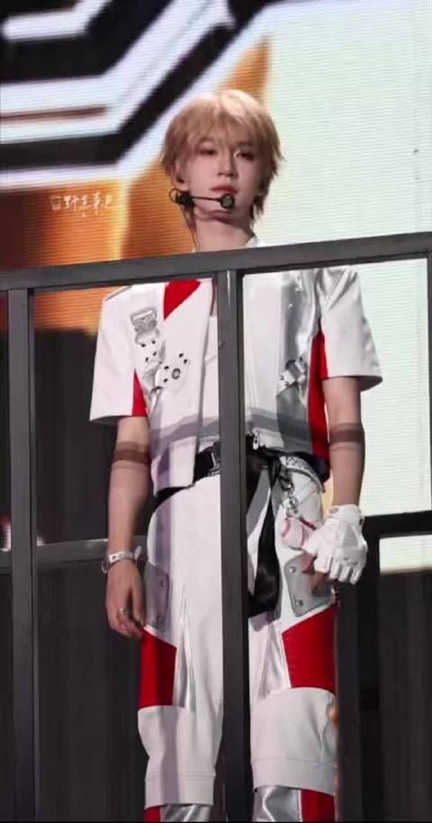贺峻霖今晚演唱会生图，撕破次元壁