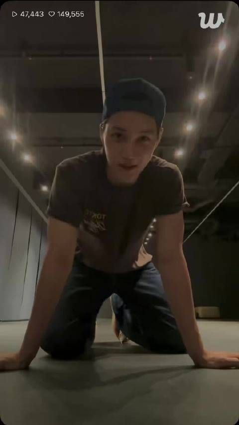 今天直播中为爱丽们唱生日颂的EXO金钟仁，世界上最萌的庆生唱跳！