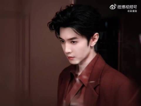 吴谨言吊带亮片黑裙造型，波光粼粼如人鱼公主
