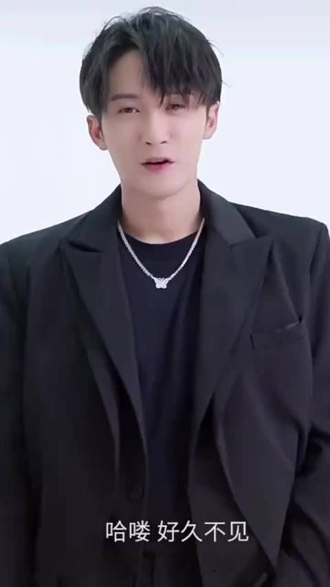 檀健次自曝不能独自看电影，何炅心疼劝其勿弃唱歌