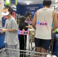 小酒窝跟爸爸、奶奶逛超市，祖孙三代同框好温馨！高云翔发福明显
