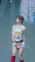 时代少年团上海演唱会造型被指违规，公序良俗审核遭质疑