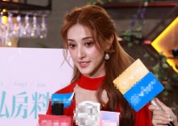 女演员带6岁孩子看蜘蛛侠，孩子叫出声踢他人椅背，被泼不明液体