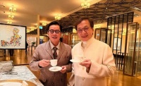 75岁谭咏麟晒朋友婚宴照，成龙洪金宝苗侨伟同框罕见