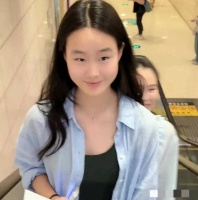 佟大为16岁女儿乌黑长发淑女素颜看话剧气质惊艳 和妈妈同框像姐妹