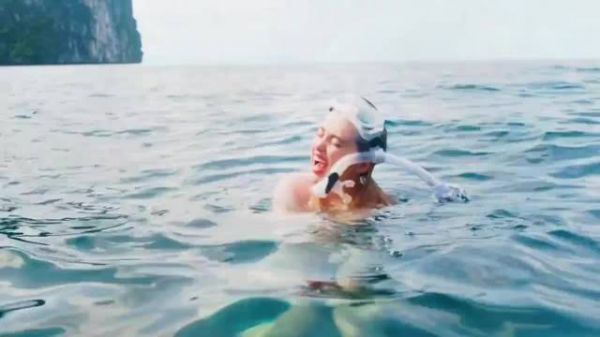 女孩独自下海浮潜 水母蜂拥而至 噩梦才刚刚开始