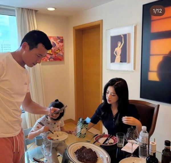 搜狐娱乐讯 5日，朱珠在社交平台上晒出一家三口生活照。她和老公、女儿共进午餐，画面温馨有爱。