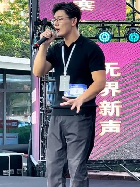 这种斯文眼镜男反差最强啦