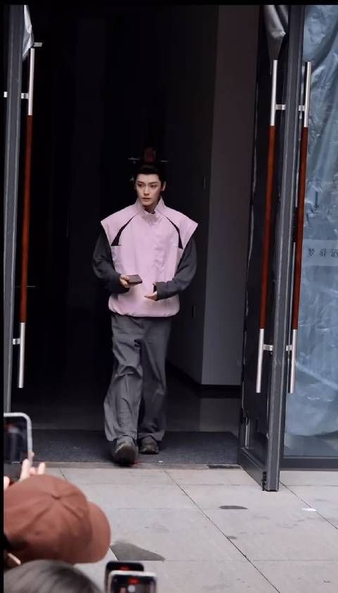 侯明昊今日《念相思》出妆路透来了，今天是运动风，你期待这部剧吗？