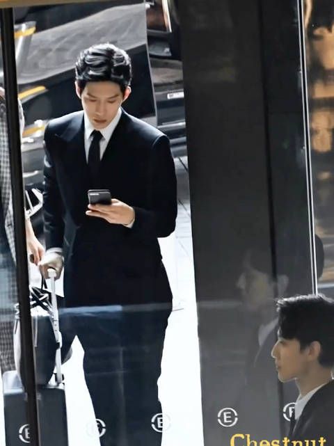 井柏然雀斑未褪，衣品松弛感成标签