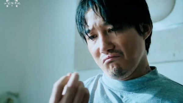 抢劫犯第一次在旅店碰上仙人跳，没成想不但没被讹上，还给准备了凉喜