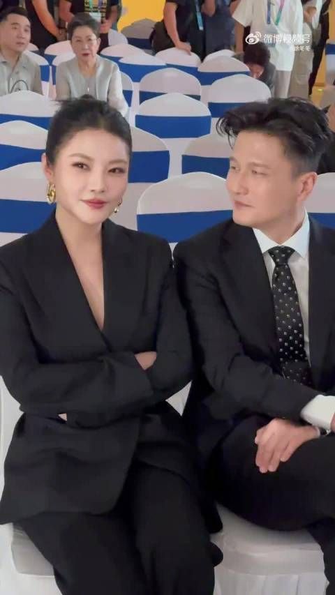 徐冬冬尹子维出席活动，十年眼神仍含最初心动