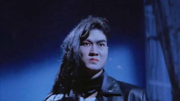 男人一人对抗两个妖魔鬼怪！