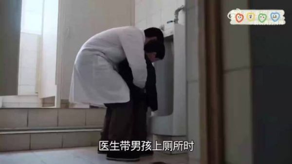 男人只是带孩子来医院看望战友，却意外发现了孩子的身体缺陷