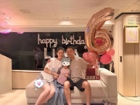 林峯为六岁女儿庆生，出动游艇办海上派对，一家三口画面温馨
